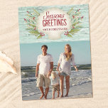 Kustkerststrand vakantiefoto briefkaart<br><div class="desc">Een briefkaart met kerstmis. Seizoenen groeten van het strand. Een schelp en hulst met zeeen grassen en de woorden "Seasons Greetings" versieren dit briefkaart. Personaliseer het met jouw naam en foto om naar uw vrienden en familie voor Kerstmis te verzenden.</div>