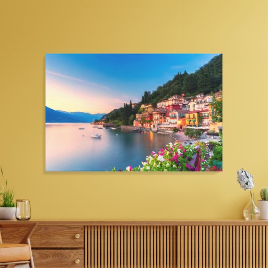 Kustlijn | Varenna, Lombardije, Italië Canvas Afdruk (Insitu (Woonkamer))