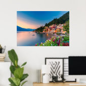Kustlijn | Varenna, Lombardije, Italië Poster (Thuiskantoor)