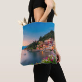 Kustlijn | Varenna, Lombardije, Italië Tote Bag (Dichtbij)