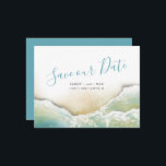 Kustlijn Waterverf Opslaan datum Save The Date<br><div class="desc">kondig uw verloving met mijn kust sparen de datumkaart aan met sparen Onze Datum in een trendy manuscripttypografie met een replica van mijn originele kustlijn van de waterverf in schaduwen van onduidelijk beeld en turquoise. Deze eenvoudige kaart van het strand van de oceaan bevat een tekstbedekking met uw namen, trouwdatum...</div>