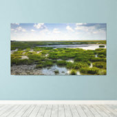 Kustmoeras met verre brug canvas afdruk (Insitu (Houten vloer))