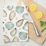 Kustoester en -Waterverf Theedoek<br><div class="desc">Deze keukenhanddoek voor de kust is voorzien van zacht crème en oester-waterverf-aqua en perenillustraties. Ideaal voor strandhuizen,  kustabodes of iedereen die van oesters en verse schelpdieren houdt.</div>