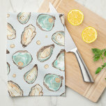 Kustoester en -Waterverf Theedoek<br><div class="desc">Deze keukenhanddoek voor de kust is voorzien van zacht crème en oester-waterverf-aqua en perenillustraties. Ideaal voor strandhuizen,  kustabodes of iedereen die van oesters en verse schelpdieren houdt.</div>