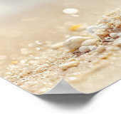 Kustrust: Zeeschelp op zonovergoten strand Poster (Hoek)