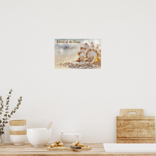 Kustrust: Zeeschelp op zonovergoten strand Poster (Keuken)