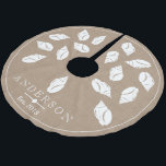 Kustspiraal Seashell & Faux Burlap | Aangepast Kerstboom Rok<br><div class="desc">Leg die rustieke strand chique look vast deze kerst! Dit elegante witte spiraalvormige zeeschelpenontwerp is over een faux bruine jute jute print. Het is geweldig voor kust- en nautische stijl kerstbomen!</div>