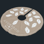 Kustspiraal Seashell & Faux Burlap | Aangepast Kerstboom Rok<br><div class="desc">Leg die rustieke strand chique look vast deze kerst! Dit elegante witte spiraalvormige zeeschelpenontwerp is over een faux bruine jute jute print. Het is geweldig voor kust- en nautische stijl kerstbomen!</div>