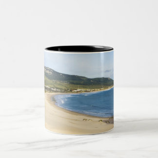 Kuststrand langs de kust nabij Tarifa Tweekleurige Koffiemok
