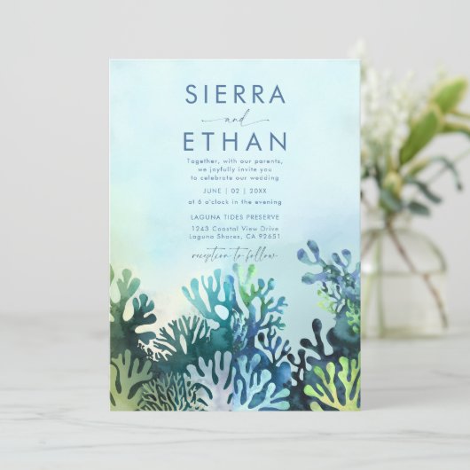 Kuststrand Ocean Blue Corals Modern Wedding Kaart (Staand voorkant)