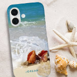 Kuststrand Shells Seashore Foto Naam iPhone 16 Hoesje<br><div class="desc">Het persoonlijke geval van de celtelefoon met uw eigen volledig-aftapfoto (of gebruik de steekproef één) en douanetekst in uw keus van doopvontstijl en kleur. Op de foto van de foto staat een kuststrandkust en een keiharde zee met golven die over hen kruipen op een zandstrand met kalm, waardoor het turkooisblauwe...</div>
