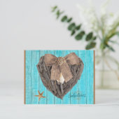 Kuststrand thema Driftwood Heart Valentijnsdag Briefkaart (Staand voorkant)