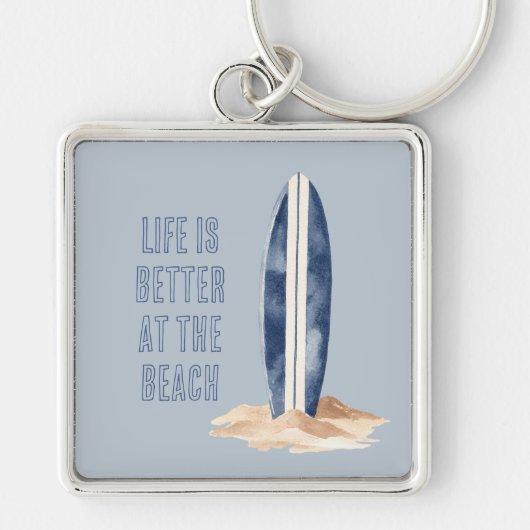Kuststrand Zand Blauw Witte Surfplank Sleutelhanger (Voorkant)