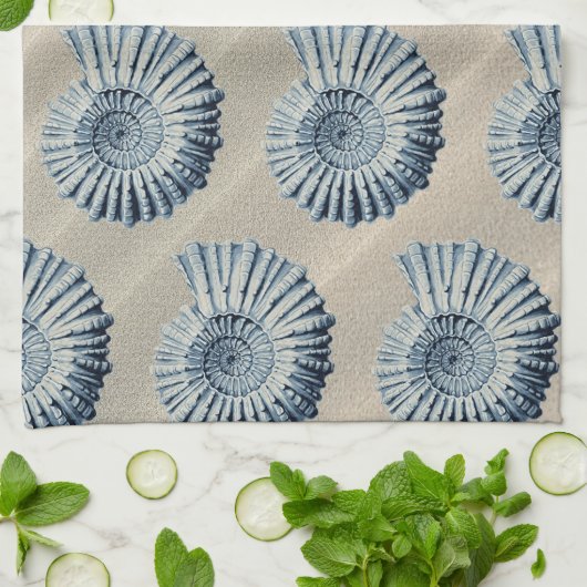 Kuststrand Zand & Blauwe spiraal schelpen Theedoek (Gevouwen)
