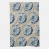 Kuststrand Zand & Blauwe spiraal schelpen Theedoek (Verticaal)