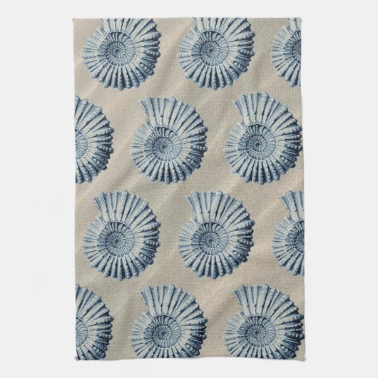 Kuststrand Zand & Blauwe spiraal schelpen Theedoek (Verticaal)