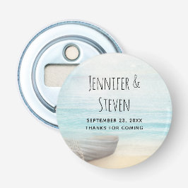 Kuststrandscène met houten roeiboot bruiloft button flesopener