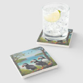 Kusttrio: drie papegaaiduikers op het strand in ol stenen onderzetter (Zijkant)