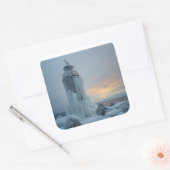 kustvuurtoren in winterstorm vierkante sticker (Envelop)