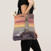 Kustvuurtoren met roze en Oranje lucht Tote Bag (Dichtbij)