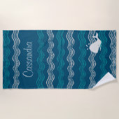 Kustwalvis Cartoon Blauw en golven Strandlaken (Voorkant)