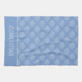 Kustwitte hoofdhuid schelpen op blauw gepersonalis theedoek (Horizontaal)