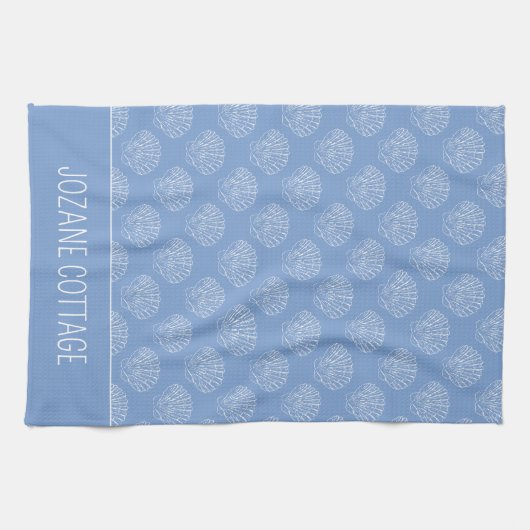 Kustwitte hoofdhuid schelpen op blauw gepersonalis theedoek (Horizontaal)