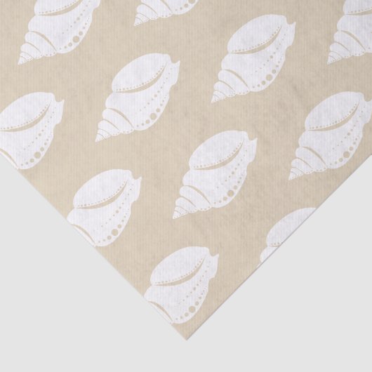 Kustwitte zeeschelpen en kuilen tissuepapier (Detail)