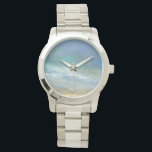 Kustwolken Horloge<br><div class="desc">Sheila Finch is een hedendaagse kunstenaar die graag afbeeldingen van de hemel, het land en de verbluffende omgeving van Californië schildert. Deze opvallende waterverf van de Californische kust, omringd door wolken, is officieel erkend door de World Art Group. Het toont adembenemende stralen van licht zweefend over het glanzende zee. Haar...</div>