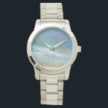 Kustwolken Horloge<br><div class="desc">Sheila Finch is een hedendaagse kunstenaar die graag afbeeldingen van de hemel, het land en de verbluffende omgeving van Californië schildert. Deze opvallende waterverf van de Californische kust, omringd door wolken, is officieel erkend door de World Art Group. Het toont adembenemende stralen van licht zweefend over het glanzende zee. Haar...</div>