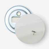 Kustzandloper op het strand button flesopener (Voorkant)