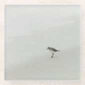 Kustzandloper op het strand glazen onderzetter (Voorkant)