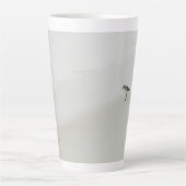 Kustzandloper op het strand latte mok (Voorkant)