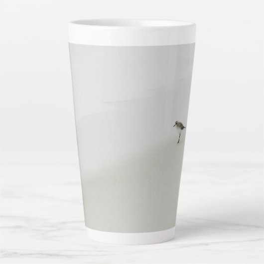 Kustzandloper op het strand latte mok (Voorkant)