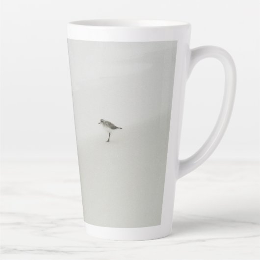 Kustzandloper op het strand latte mok (Rechts)