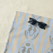 Kustzeepaardje Cameo Blauw Crème Streep Monogram Strandlaken (In situ)