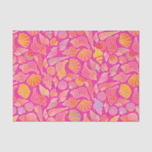 Kustzeeschelpen op roze ontkoppeling tissuepapier