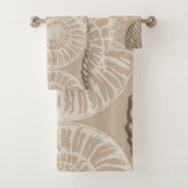 Kustzeesterren en schelpen in beige bad handdoek (Insitu)