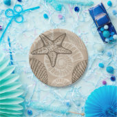 Kustzeesterren en schelpen in beige papieren bordje (Feest)