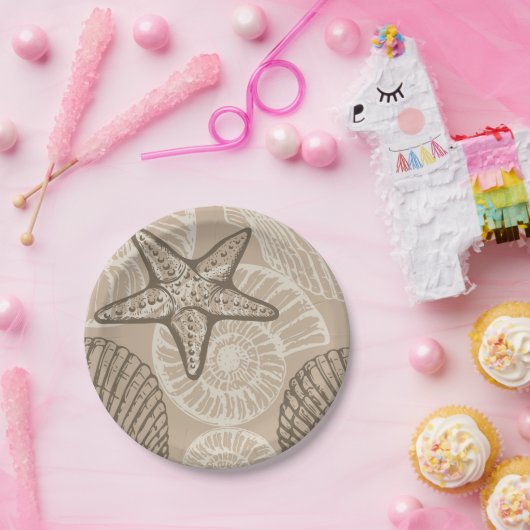 Kustzeesterren en schelpen in beige papieren bordje (Feest)