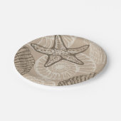 Kustzeesterren en schelpen in beige papieren bordje (Gekanteld)