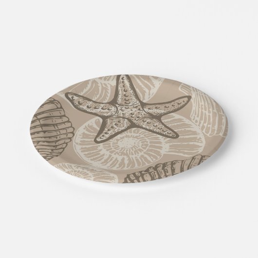 Kustzeesterren en schelpen in beige papieren bordje (Gekanteld)