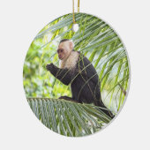 Kute aap op een palmboom keramisch ornament (Links)