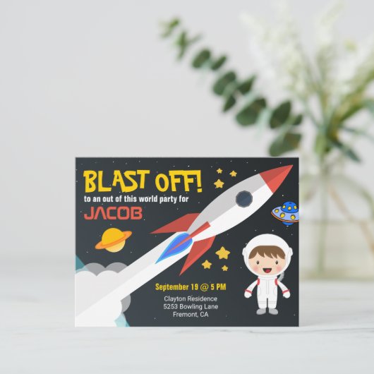 Kute astronaut boys Buitenspace Birthday Party Uitnodiging Briefkaart (Staand voorkant)