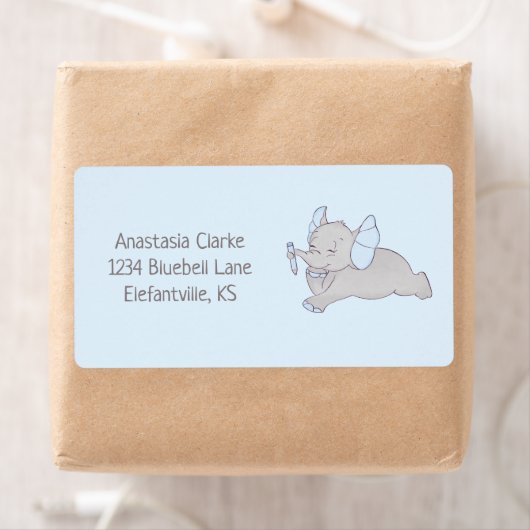 Kute baby-olifant met blauw potlood etiket (Insitu)