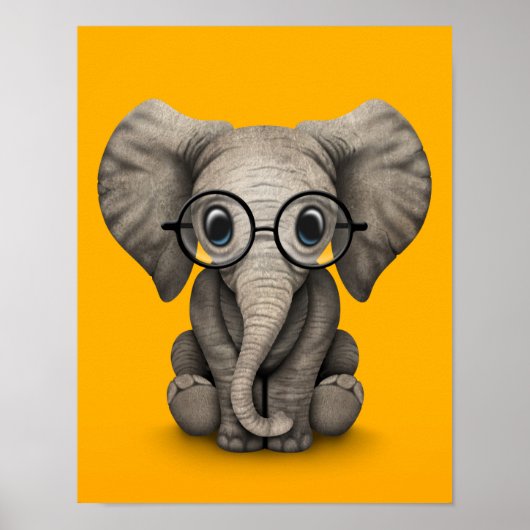 Kute Baby olifant met leesbril Geel Poster (Voorkant)