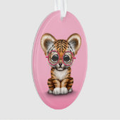 Kute Baby tijgerkbaars op roze bril Ornament (voorkant)