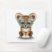 Kute Baby tijgerkuiken met bril op wit Muismat (Met muis)