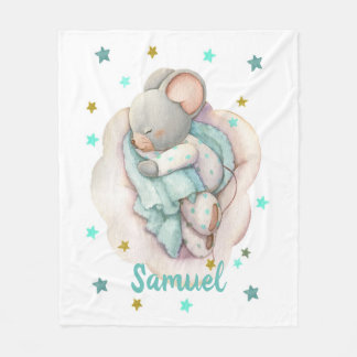 Kute babyjongetmuis slaapt op een wolk fleece deken