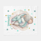 Kute babyjongetmuis slaapt op een wolk fleece deken (Voorkant (Horizontaal))